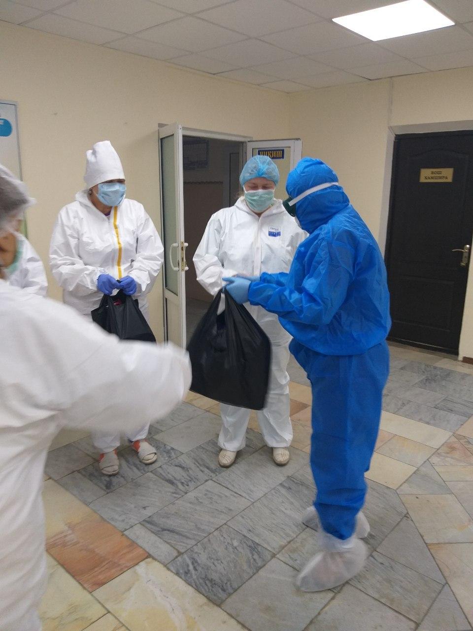 Тиббиёт ходимларига санитария-гигиеник воситалар топширилди