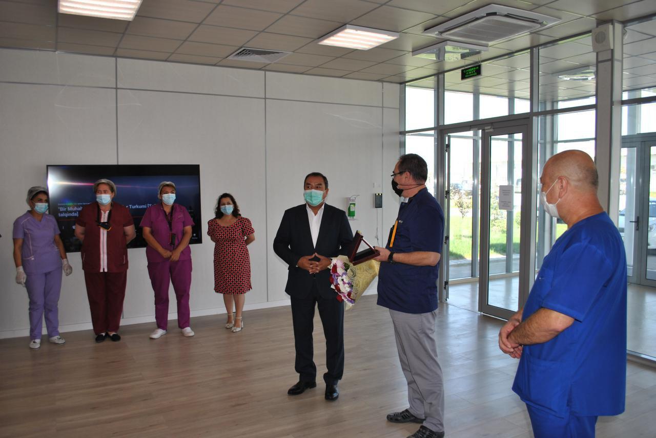 Бир гуруҳ тиббиёт ходимларига ташаккурномалар топширилди